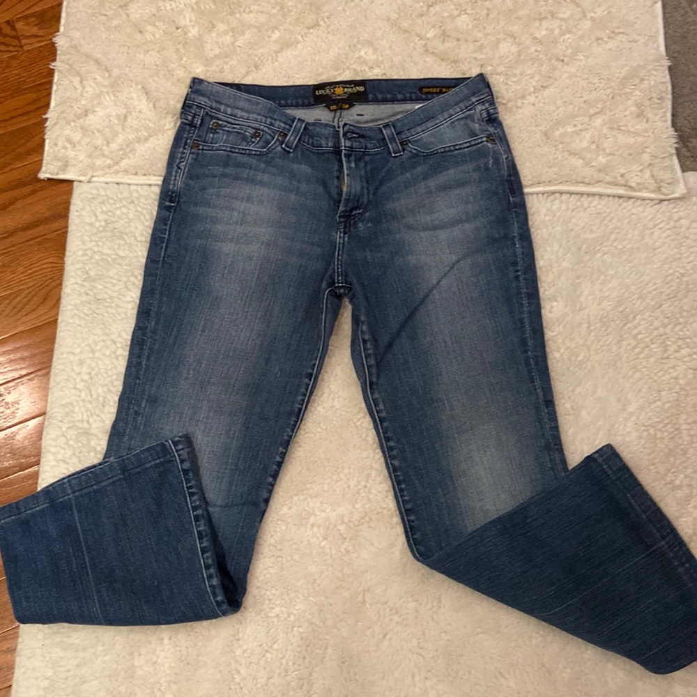 Lucky brand women’s jeans in size 30 x 25. These are in excellent condition.